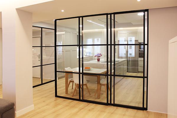como_hacer_una_mampara_de_salon_y_cocina_de_diseno_con_perfileria_metalica.jpg