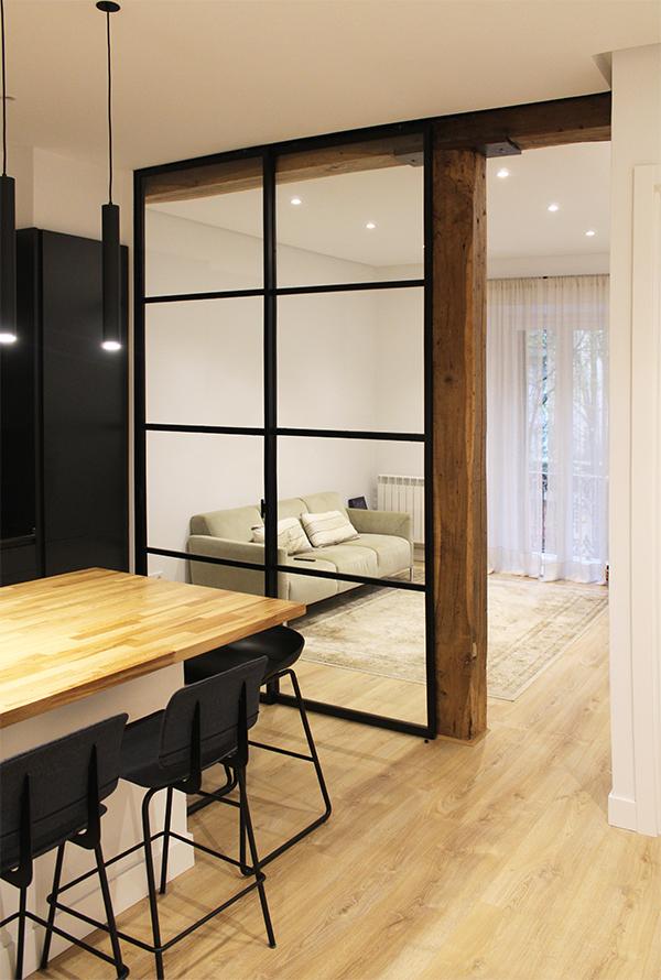 cseparador_interior_de_acero_y_vidrio_salon_cocina_donostia.jpg