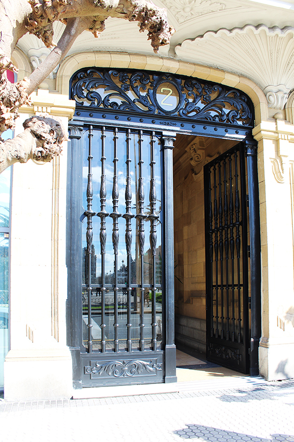 Ibarkalde ha restaurando uno de las puertas de portal más emblemáticas del barrio de Gros. Paseo Colón 2.