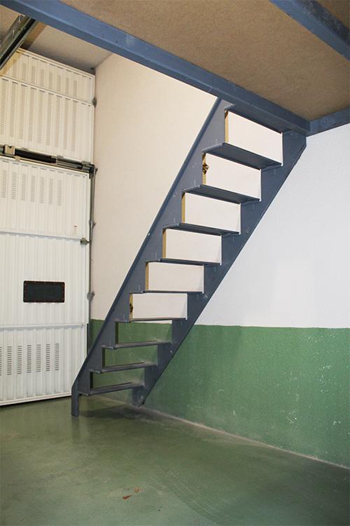 empresas_fabricantes_de_escaleras_metalicas_resistentes_con_escaleras.jpg