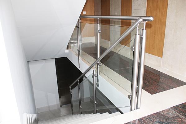 en_gipuzkoa_el_especialista_en_fabricacion_y_montaje_de_barandillas_de_inox_se_llama_ibarkalde.jpg
