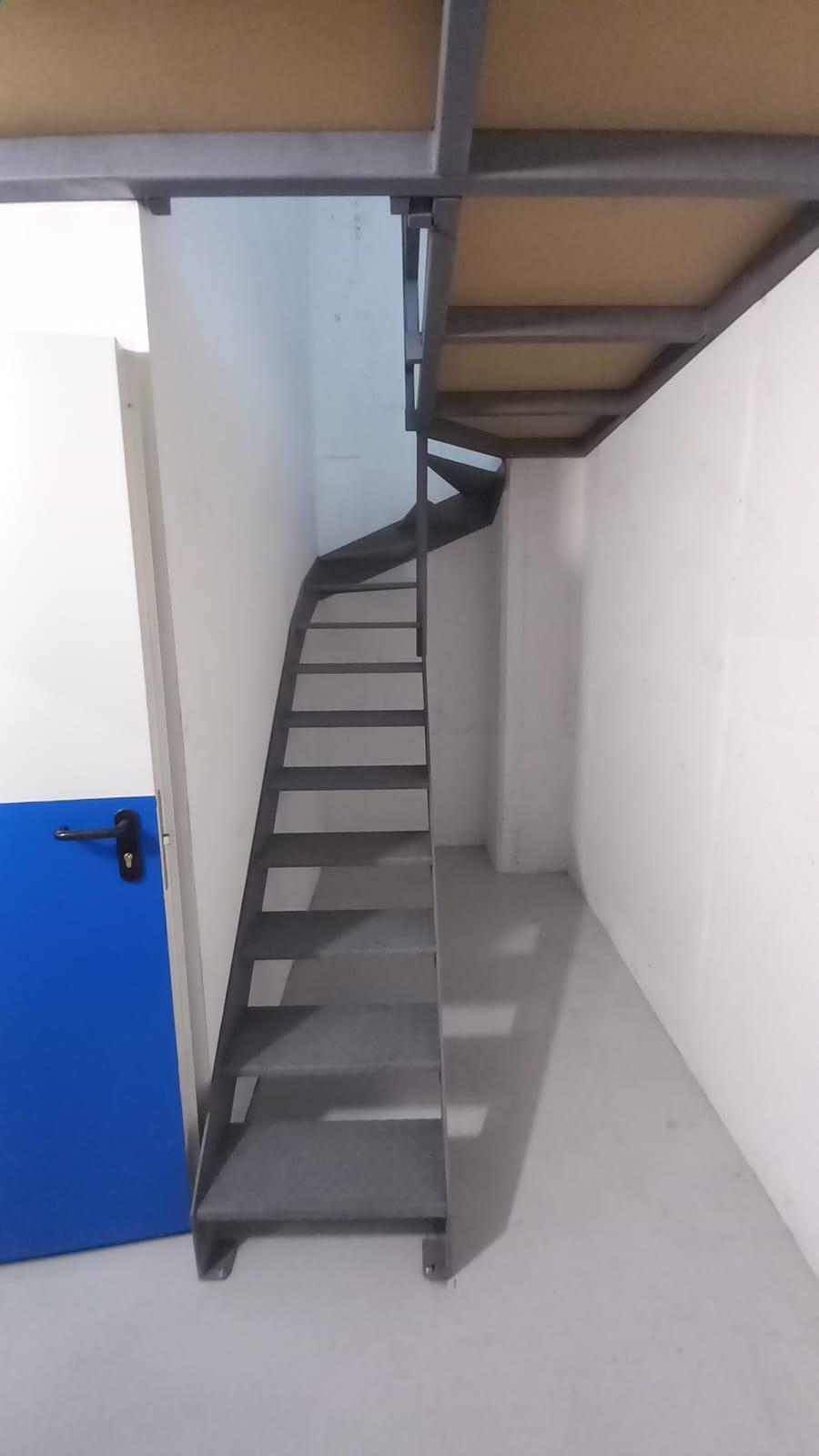 entreplanta_con_escalera_en_vitoria_gasteiz.jpg