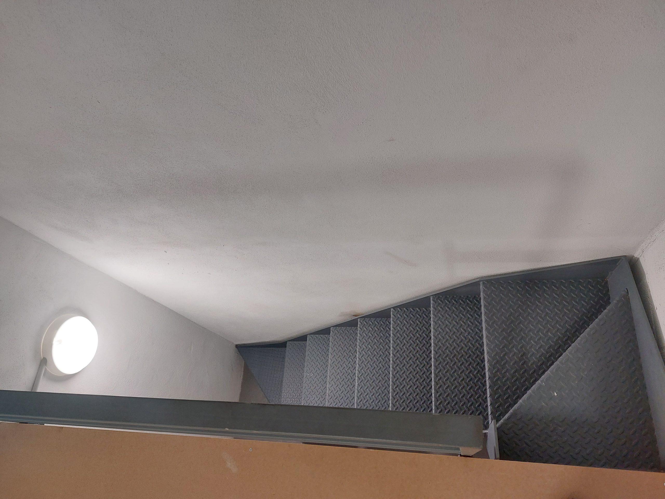 entreplanta_con_escalera_metalica_de_comodo_acceso_en_bilbao_bizkaia.jpg