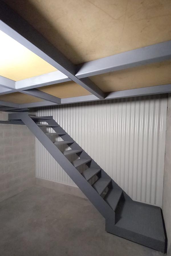 entreplanta_metalica_con_escalera_en_bilbao_leioa.jpg