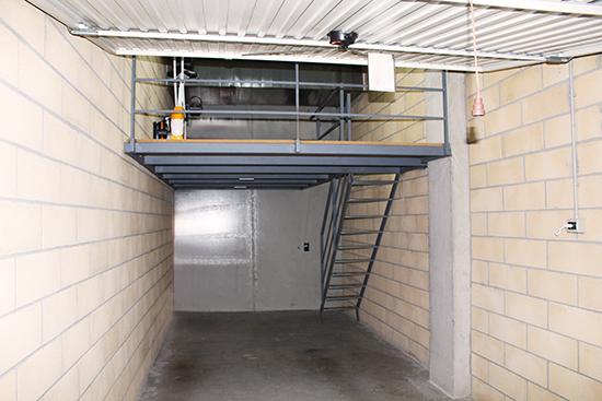 entreplanta_metalica_con_escalera_replegable_mediante_cabestrante.jpg