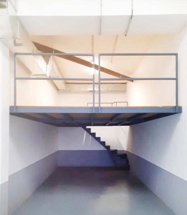 entreplanta_para_garaje_en_bilbao_con_escalera_compensada_al_fondo.jpg