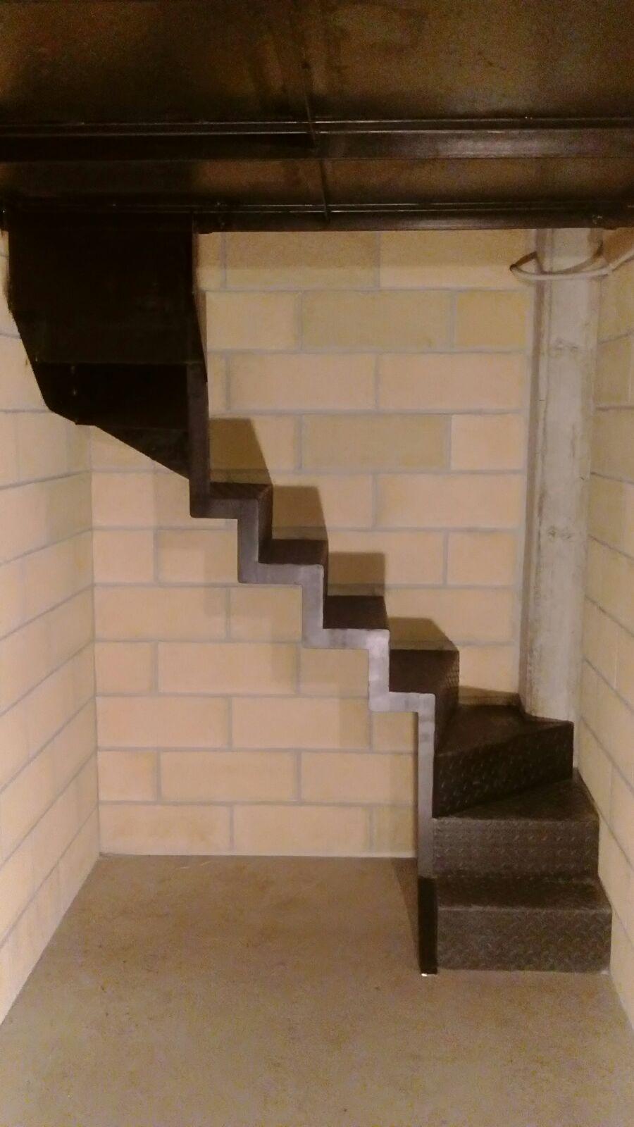 La entreplanta con la escalera de lera de acceso entreplantas metalicas para garajes y trasteros de donostia san sebastian gipuzkoa