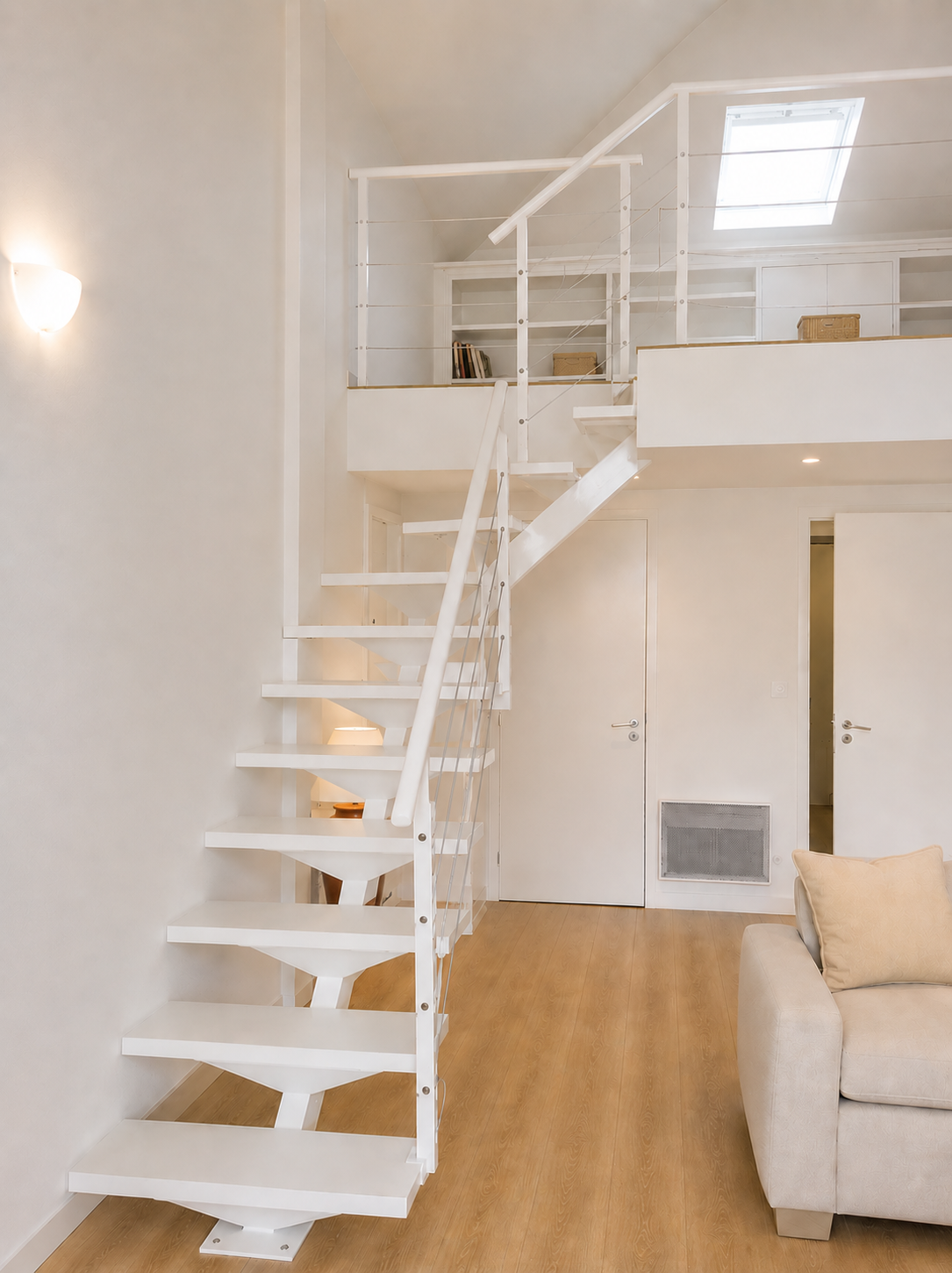 escaleras de acceso a entreplantas, fabricadas en zanca central pintadas en blanco.