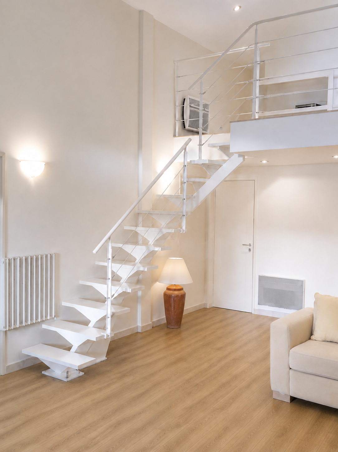 si buscas una escalera minimalista de tonos blancos, mira esta escalera de Ibarkalde para proyecto en Hendaya