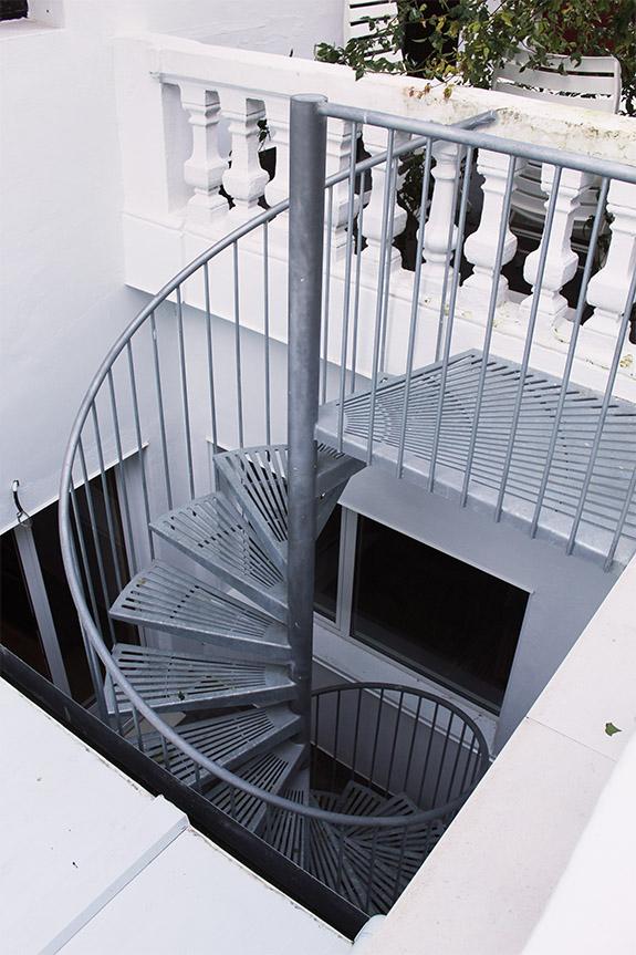 escalera_aldapeta_de_acero_galvanizado_en_san_sebastian_donostia.jpg