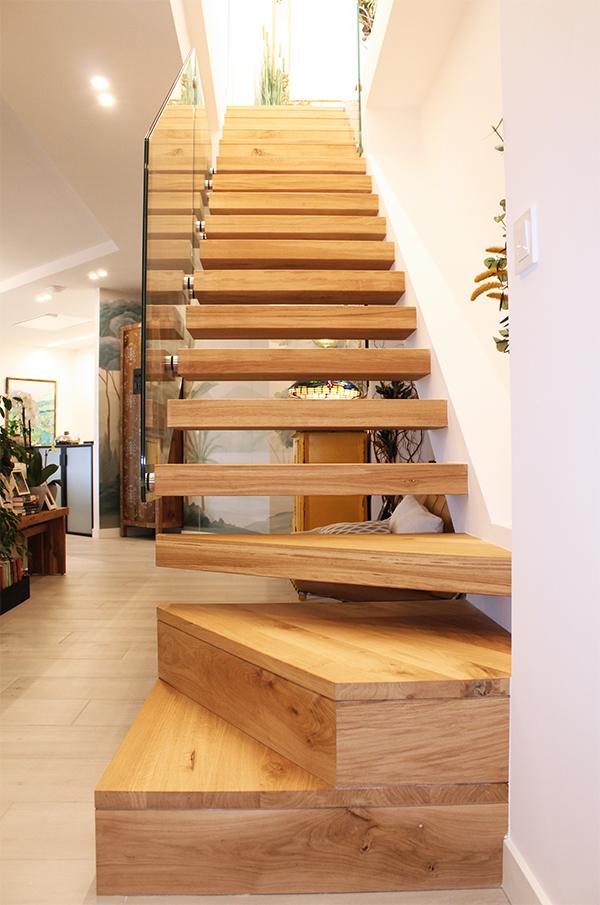 escalera_cantilever_con_barandilla_de_vidrio_en_zarautz.jpg