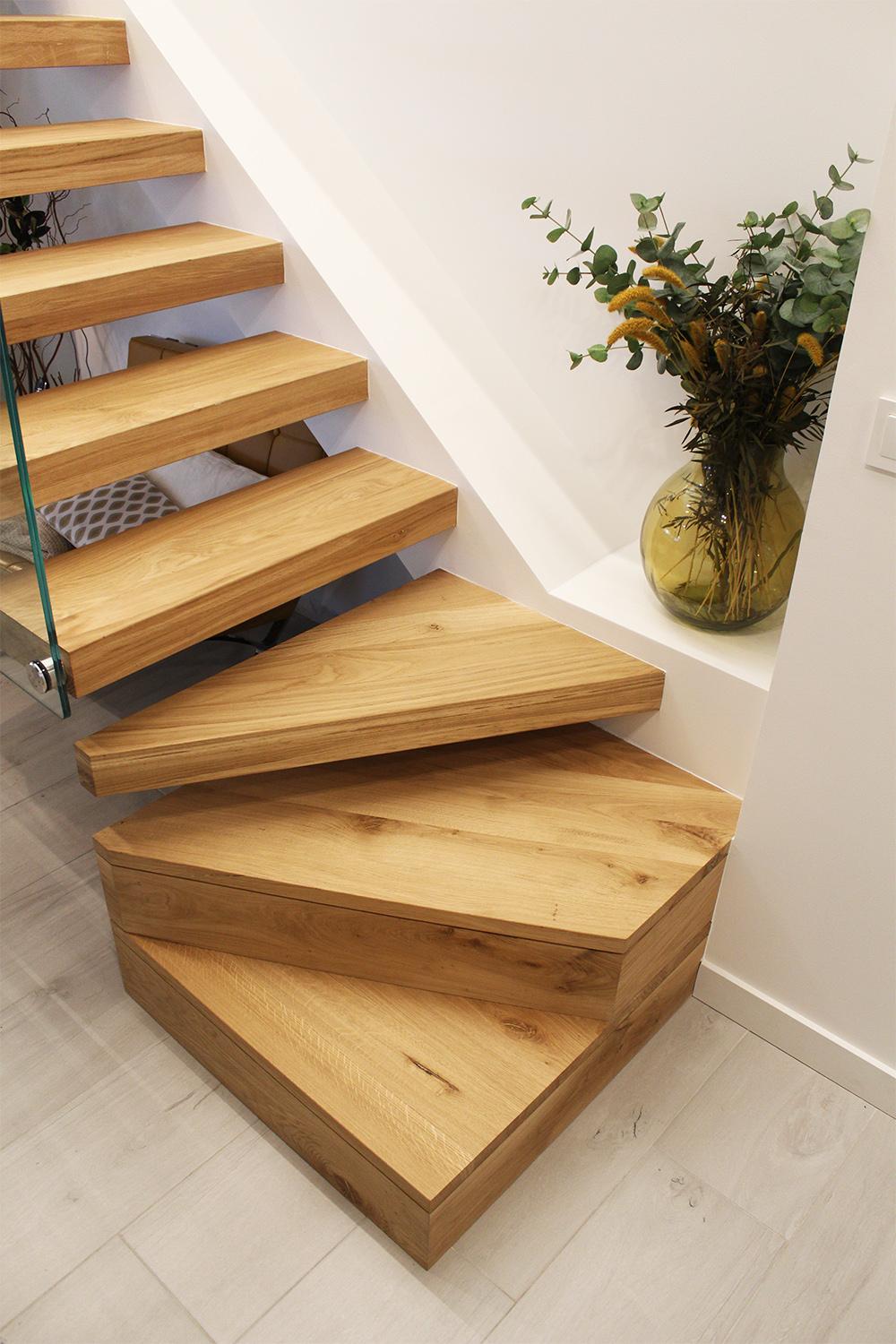 escalera_cantilever_con_cajonera_de_madera_como_escalon_escaleras_voladas.jpg