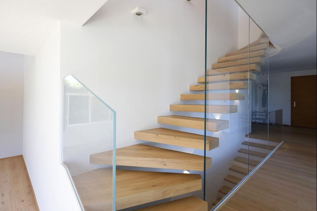 escalera_cantilever_ibarkalde_en_arcangues_francia_con_vidrio.jpg