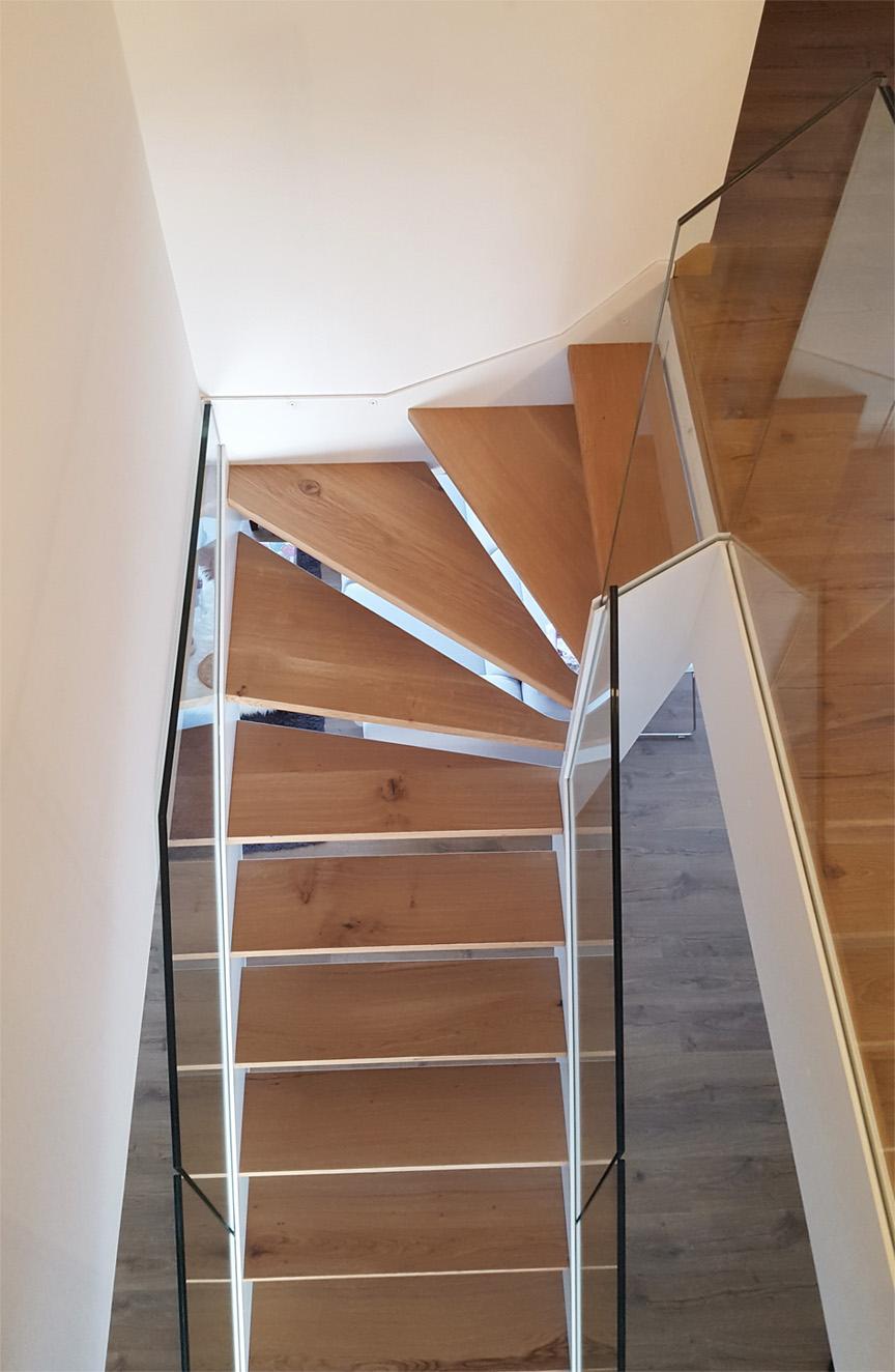 escalera_compensada_con_barandilla_de_vidrio_modelo_leinz.jpg