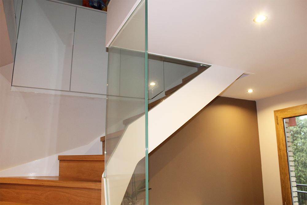 escalera_con_barandilla_de_vidrio_en_zarautz_gipuzkoa.jpg