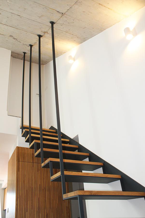 escalera_con_barandillas_a_techo_en_forma_de_pletina.jpg