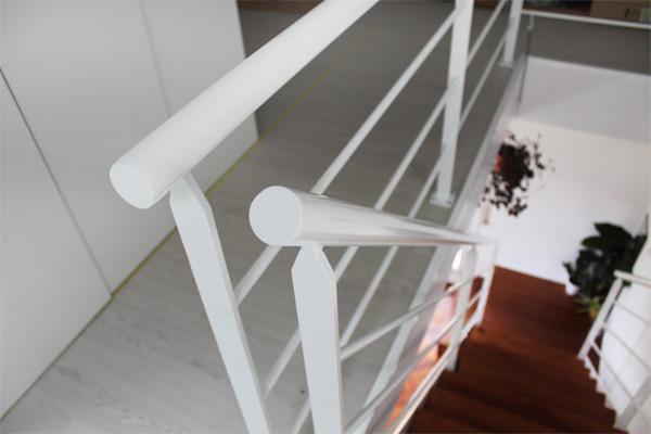 escalera_con_barandillas_de_acero_termolacadas_en_color_blanco_en_hernani_gipuzkoa.jpg