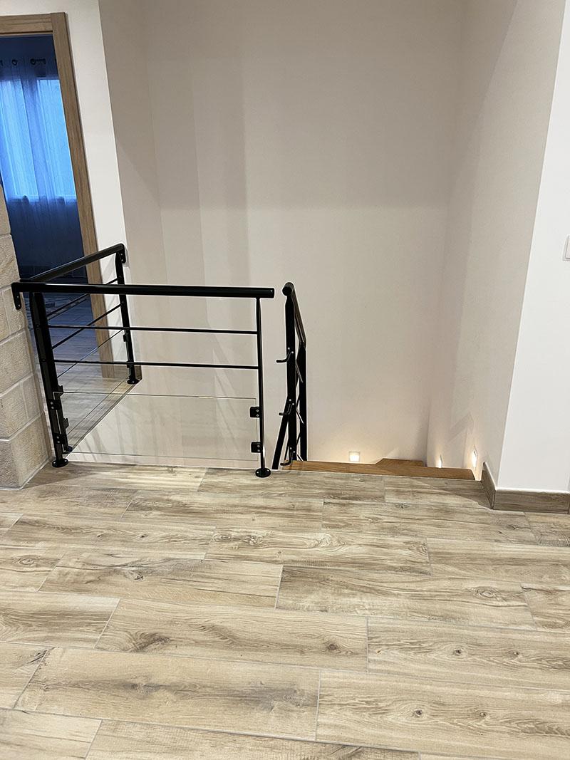 escalera_con_barandillas_de_acero_termolacado_en_sara_francia.jpg