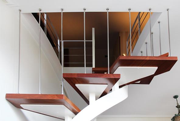 escalera_con_barandillas_de_acero_tirantes_a_techo_en_bilbao_bizkaia_berango.jpg