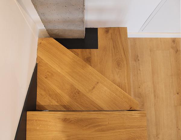 escalera_con_huellas_de_madera_de_roble.jpg