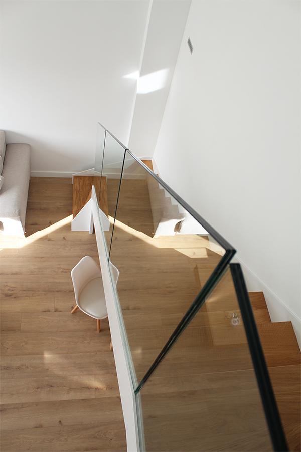 escalera_con_metal_madera_y_vidrio_en_donostia.jpg