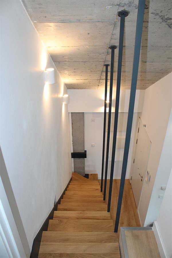 escalera_con_pletinas_de_barandilla_a_techo_para_sujecion.jpg