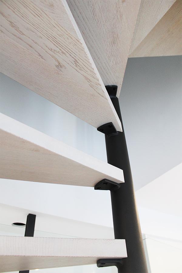 escalera_con_poste_central_y_peldanos_compensados_de_madera.jpg