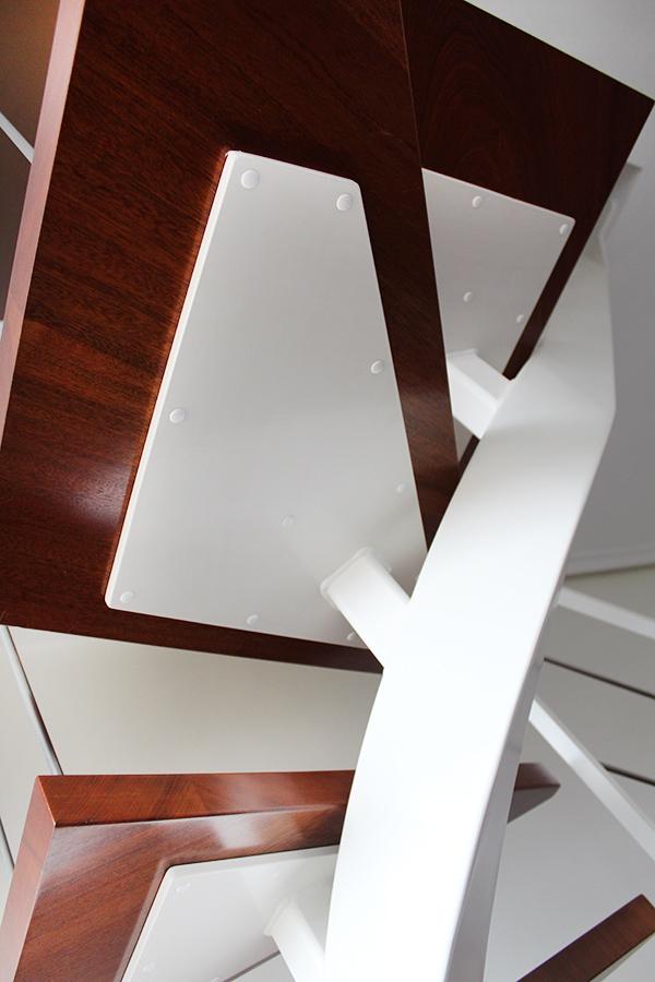 escalera_con_zanca_central_curvada_y_mensulas_de_apoyo_a_peldanos_de_madera.jpg