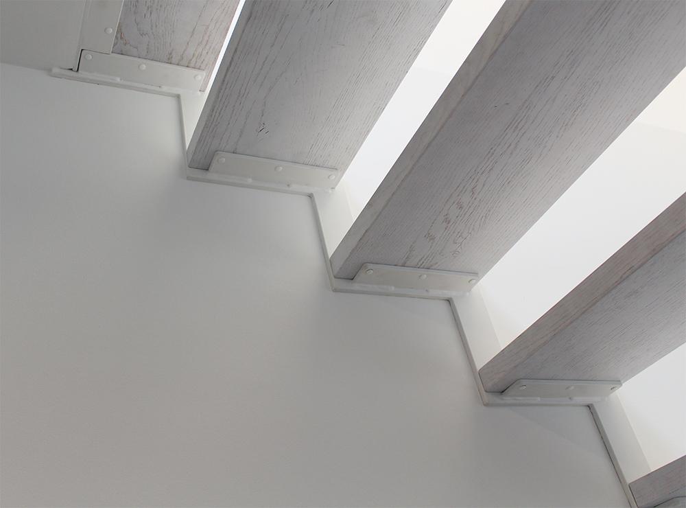 escalera_con_zanca_lateral_termolacada_en_blanco_RAl_9003.jpg