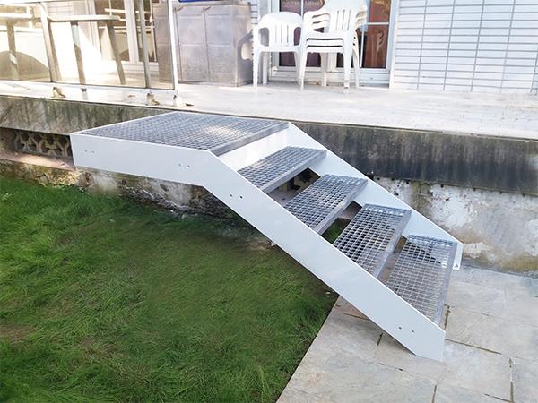 escalera_de_acceso_a_jardin_de_peldaos_de_tramex.jpg