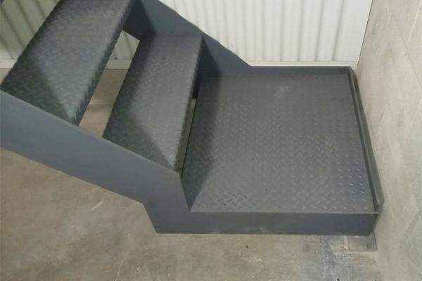 escalera_de_acero_con_peldaos_lagrimados_para_entreplanta_de_leioa_bizkaia.jpg