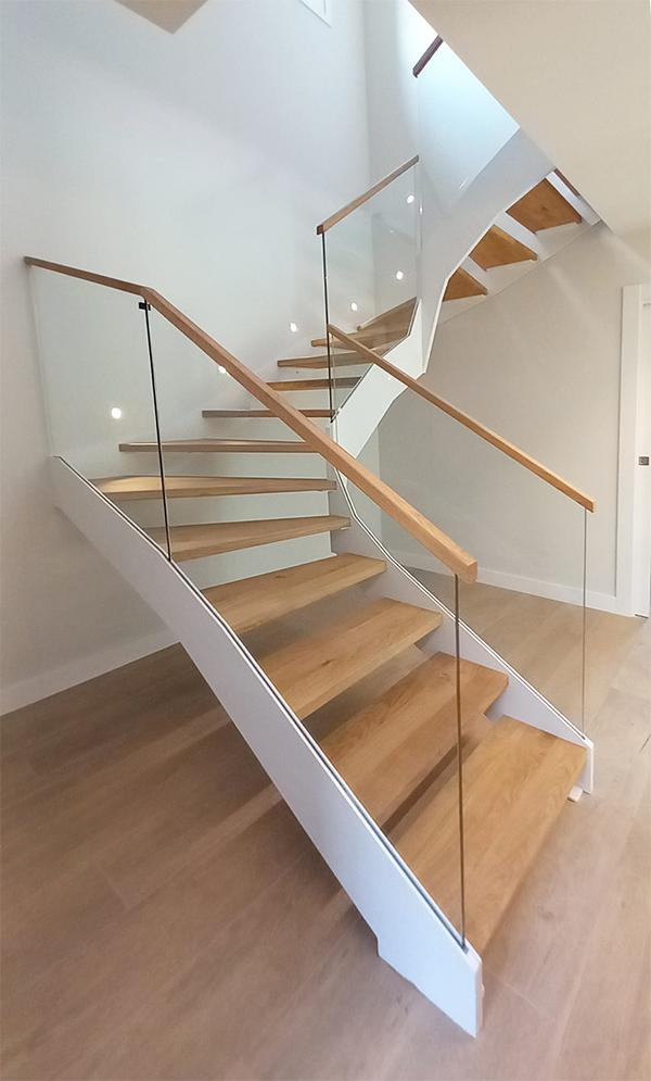 escalera_de_acero_madera_y_vidrio_en_berantevilla.jpg