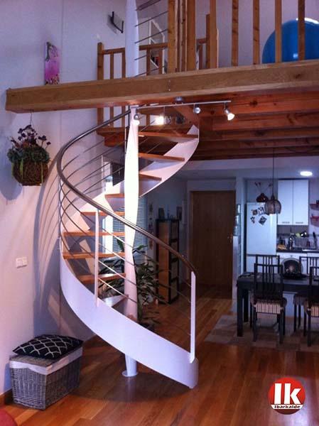 escalera_de_caracol_lacada_en_blanco_para_entreplanta_de_azpeitia._de_ibarkalde_s.jpg