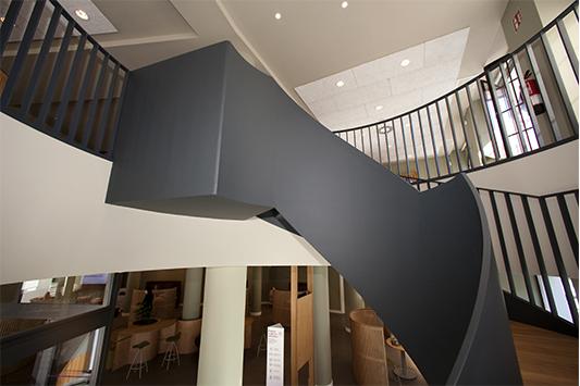 escalera_de_caracol_para_interiores_con_barandillas_de_acero_y_peldanos_de_madera.jpg