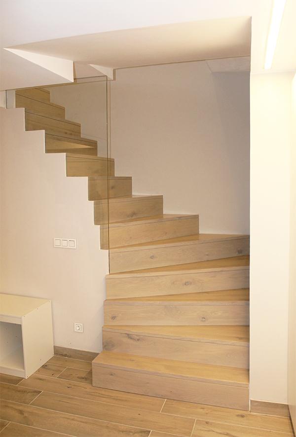escalera_de_chapa_continua_forrada_con_peldaos_de_madera.jpg