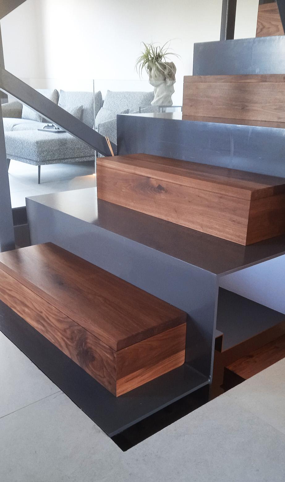 escalera_de_chapa_plegada_con_cajoneras_de_madera_en_irun_gipuzkoa_euskadi.jpg