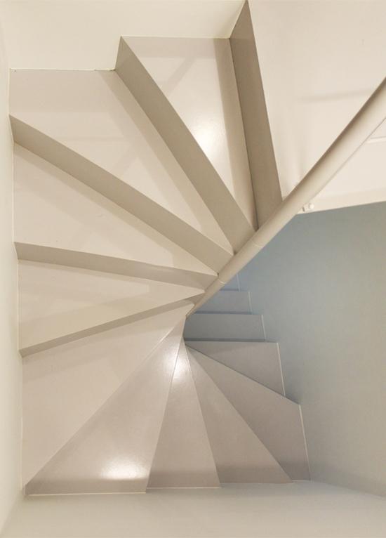 Ibarkalde es una empresa del pais vasco especialista en la fabricación de escaleras de chapa plegada o continua