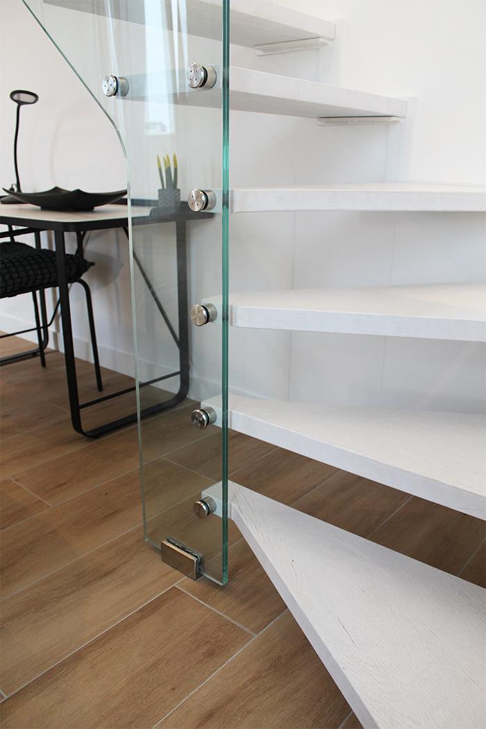 escalera_de_diseno_a_medida_con_peldaos_blanco_cepillado.jpg