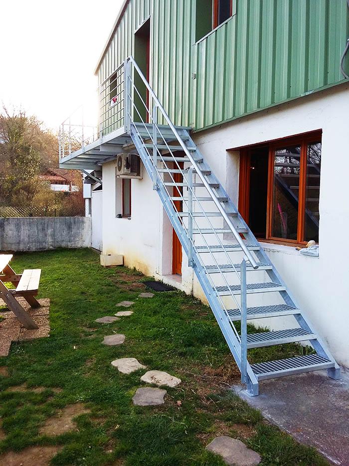 Escalera metálica en acero galvanizado en Urrugne-Socoa (Aquitanie-Francia) escalera metalica en Urrugne socoa aquitania france, con pasarela de acceso a la vivienda. En acero galvanizado.