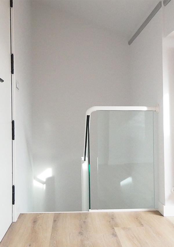 escalera_de_hierro_pintada_en_blanco_con_tramo_de_barandilla_de_vidrio.jpg