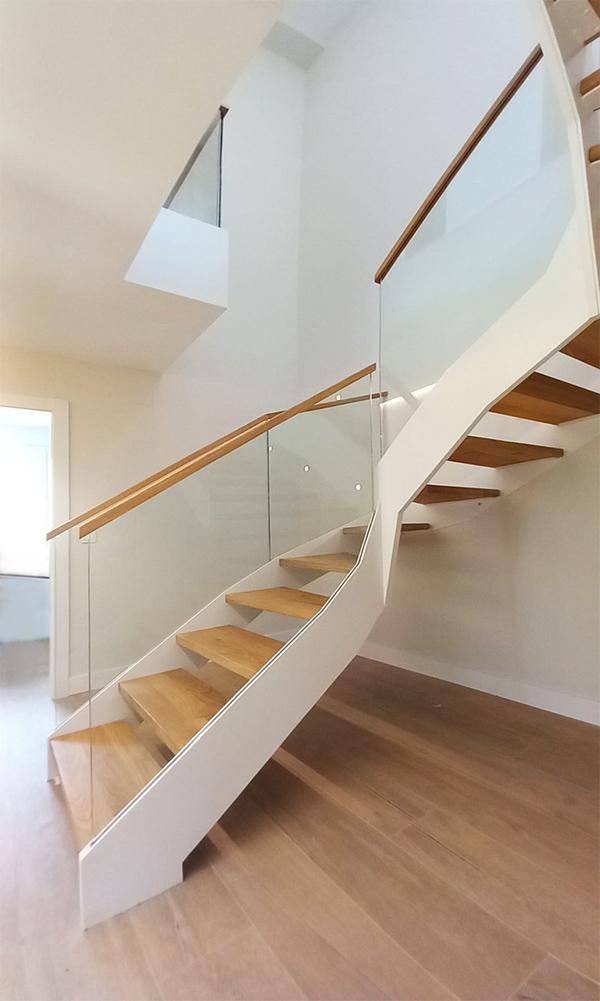 escalera_de_interior_de_diseno_en_berantevilla_araba_miranda_burgos.jpg