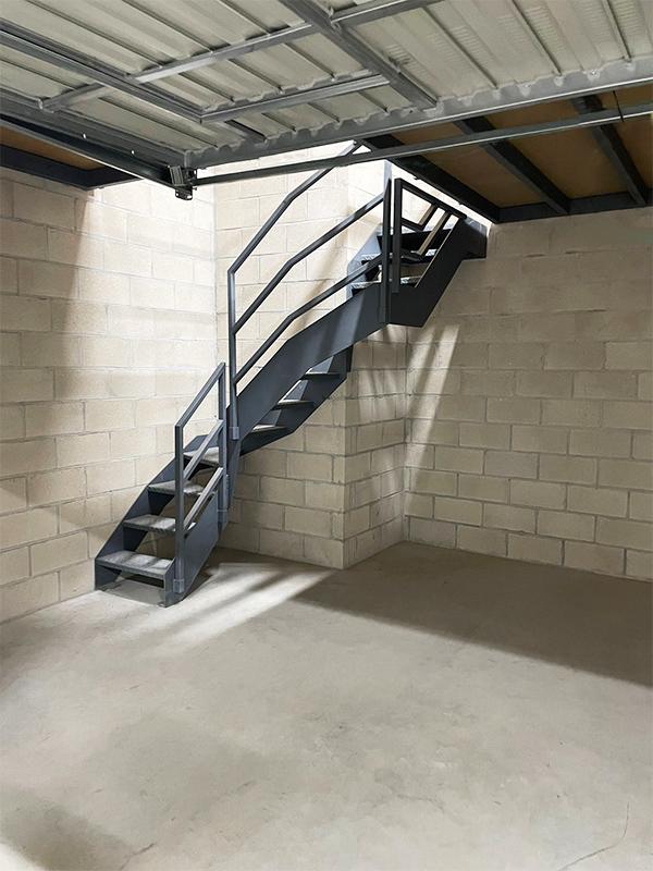 escalera_de_zancas_laterales_para_entrepiso_en_garaje_en_urnieta_gipuzkoa.jpg