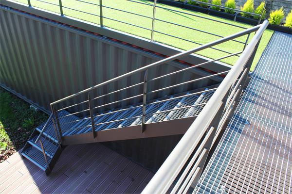 escalera_del_KUBO_de_basoko_vivienda_modular_a_medida_en_exteriores.jpg