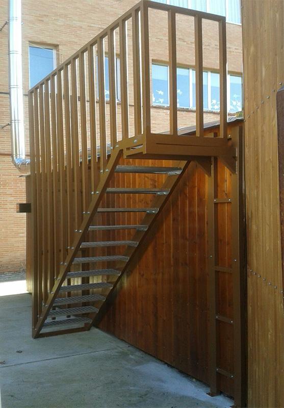 escalera_en_araba_araia_puerta_cerramiento.jpg