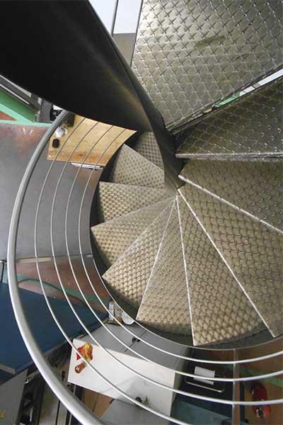 La escalera es funcional y su uso es cómodo. escalera_en_espiral_en_san_sebastian_donostia_herreros_especialistas.jpg