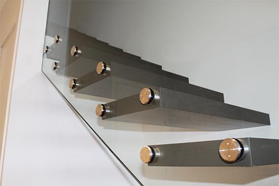 escalera_en_hondarribia_con_pedaos_volados_al_aire_de_ibarkalde.jpg