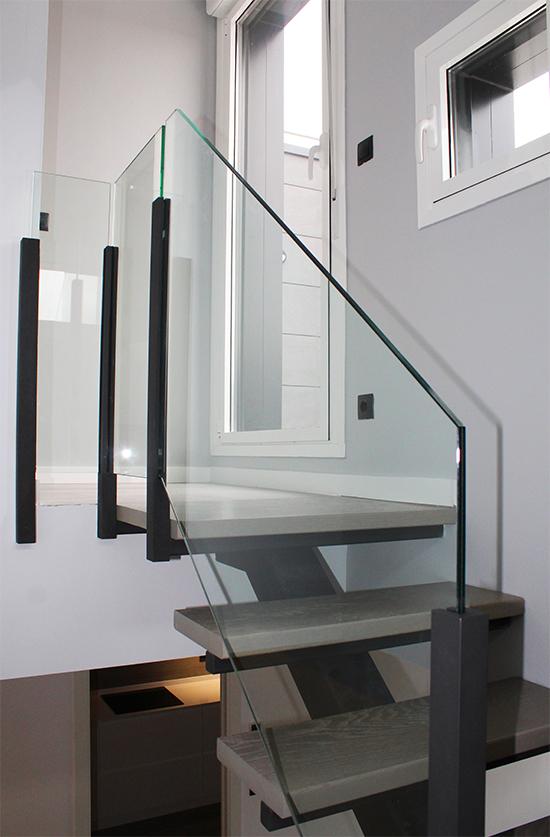 escalera_en_mirana_de_ebro_burgos_con_barandilla_de_vidrio.jpg