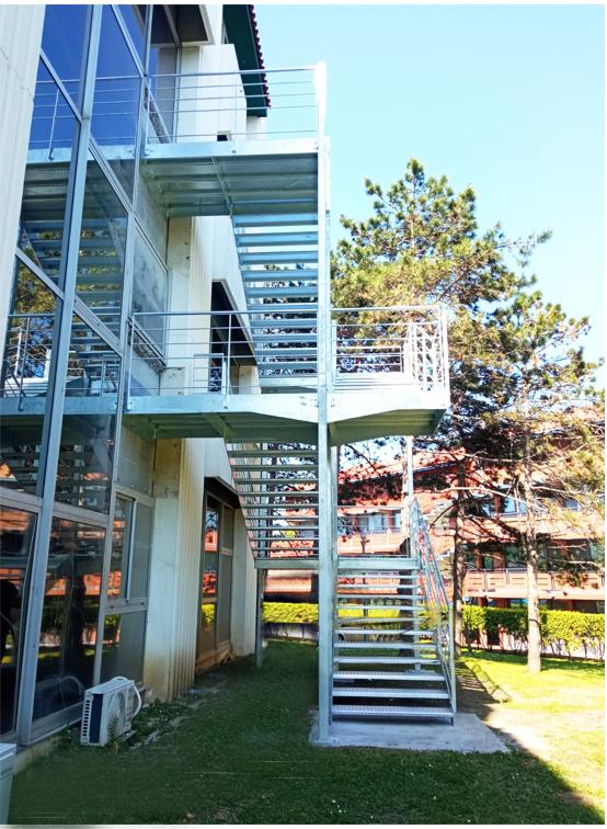 escalera_exterior_de_acero_galvanizado_de_emergencia_en_biarritz.jpg