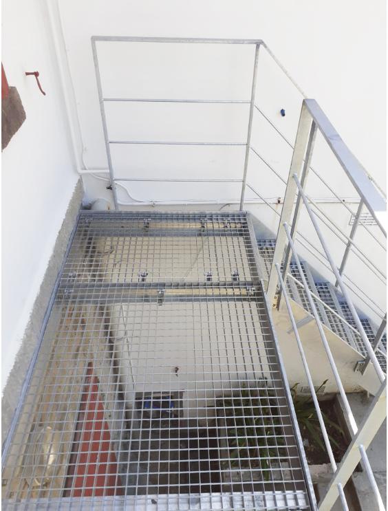 escalera_exterior_en_acero_galvanizado_y_estructura_metalica.jpg
