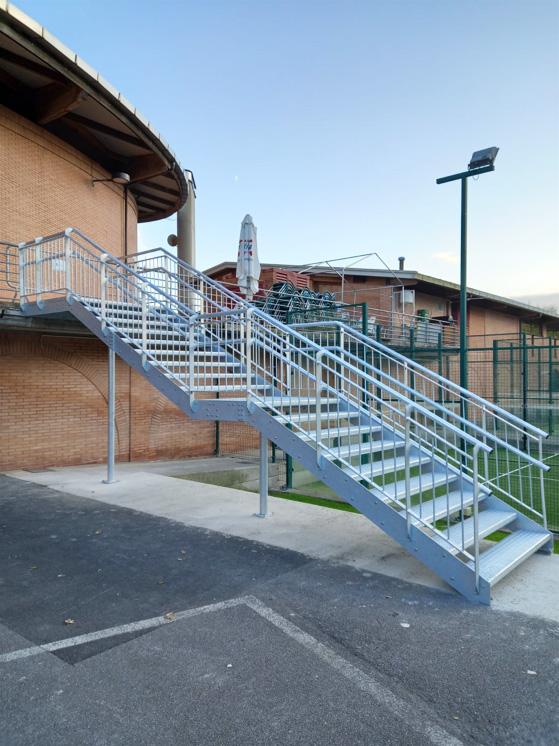 escalera_exterior_para_el_polideportivo_de_orio_acero_galvanizado.jpg